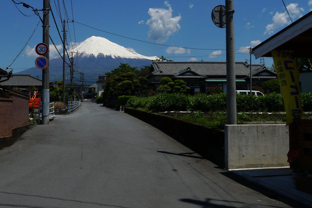 店の前から見える富士山
