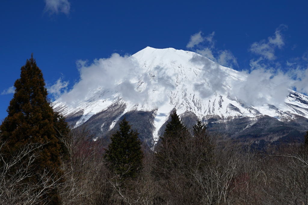 雪下ろしの風冷たい富士山