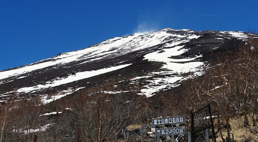 富士山５合目残雪多し
