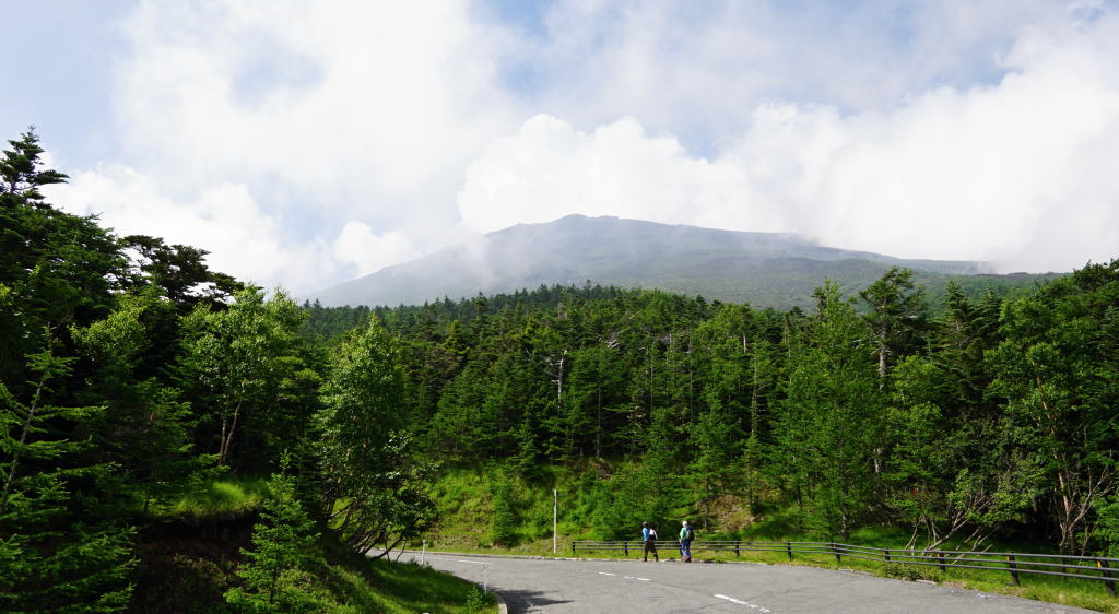 スカイラインを歩く登山者